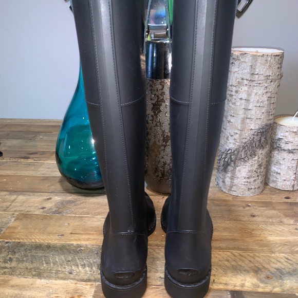 New Jimmy Choo Edith Flat Matt & Shiny Rain Boots - Picture 5 of 8